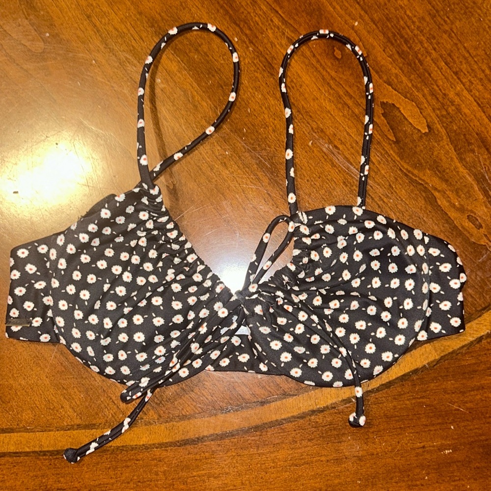 Billabong bikini top size small daisy print